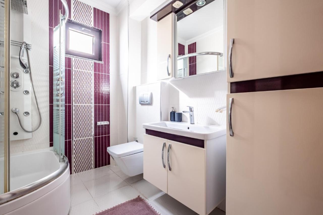 Flat In Maltepe With Balcony Near Shopping Malls *
