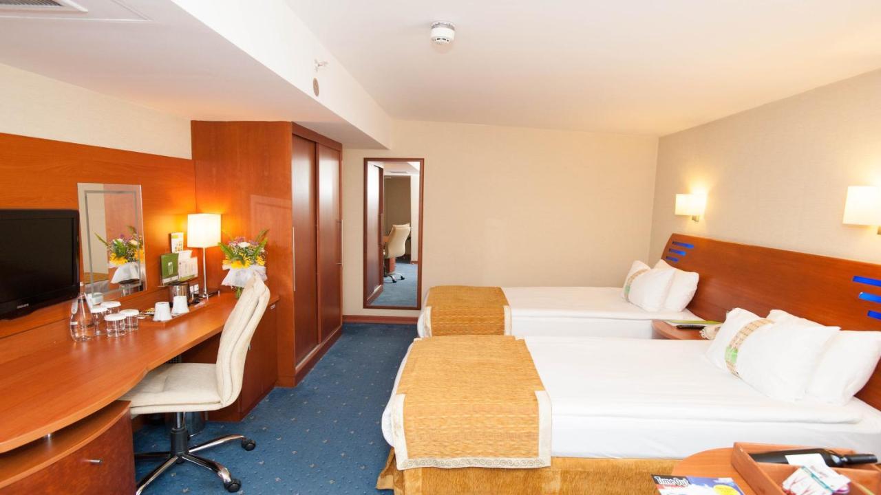 By Ihg
