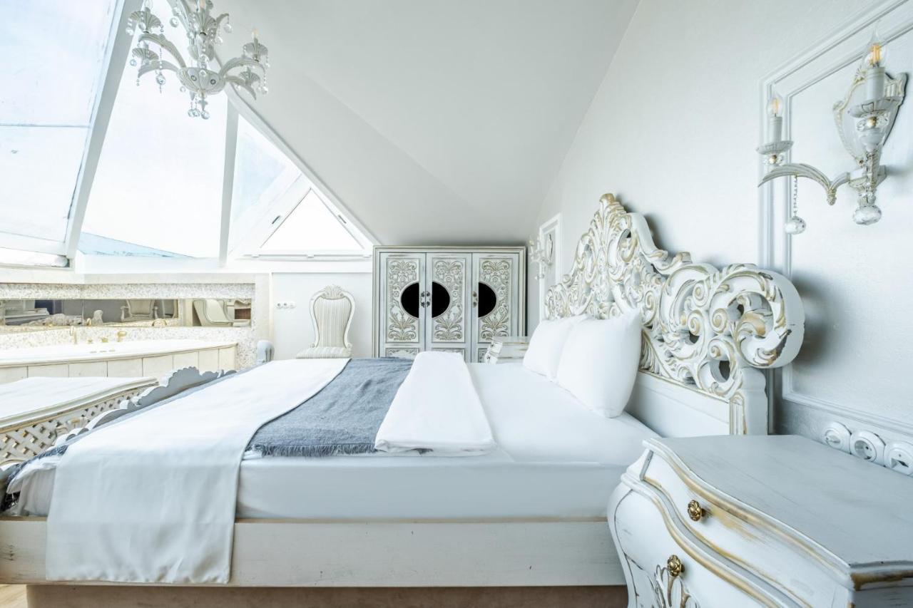 Exquisite In Historic Mansion In Beylerbeyi Apartment
