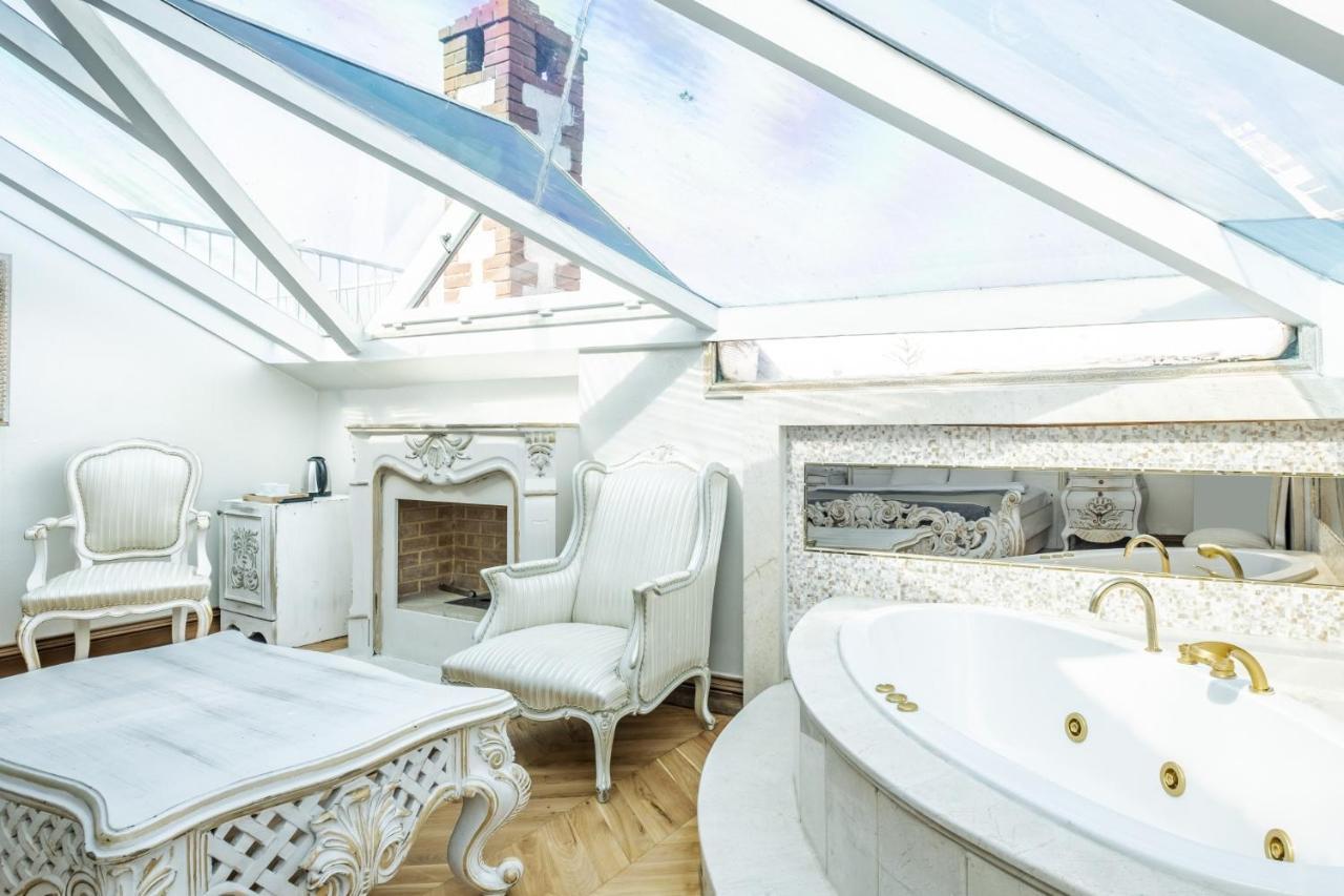 Exquisite In Historic Mansion In Beylerbeyi *