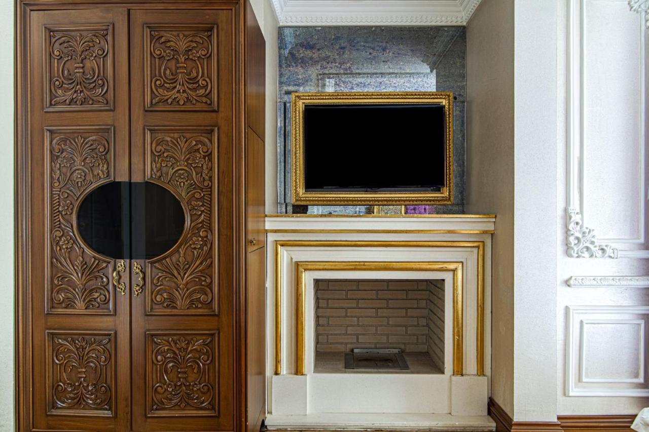 In Historic Mansion In Beylerbeyi Apartment *