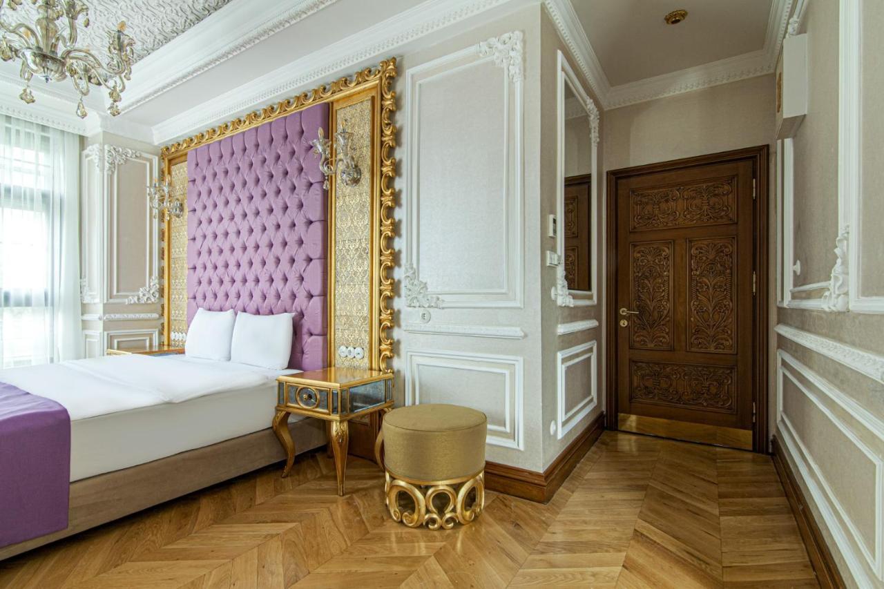 In Historic Mansion In Beylerbeyi Apartment