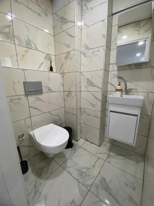Apartment Renovated 2br Near Metro *
