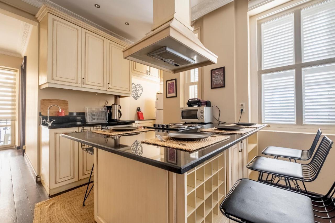 Designer Flat, 3br, 2ba *