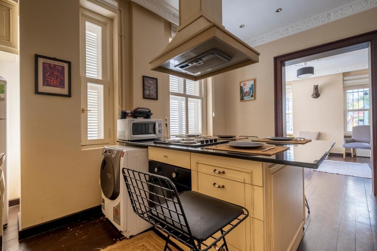 Designer Flat, 3br, 2ba Apartment *
