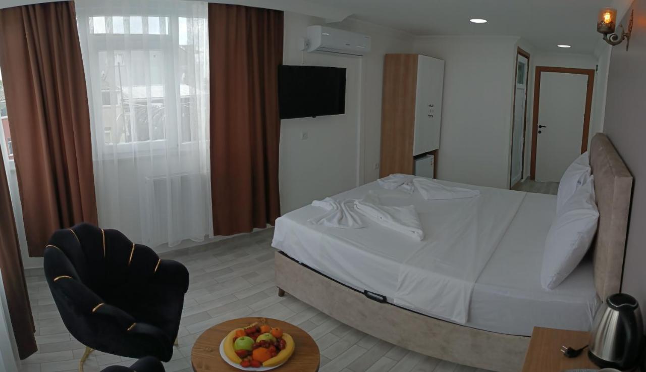 Laos Otel *