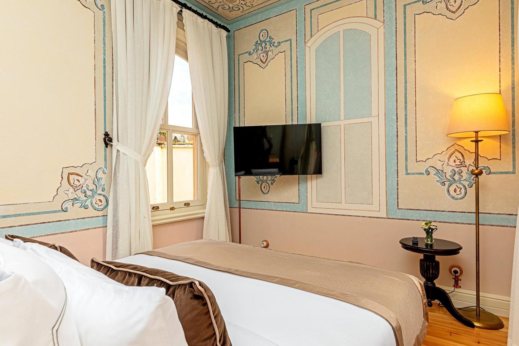 Meroddi Barnathan Istanbul