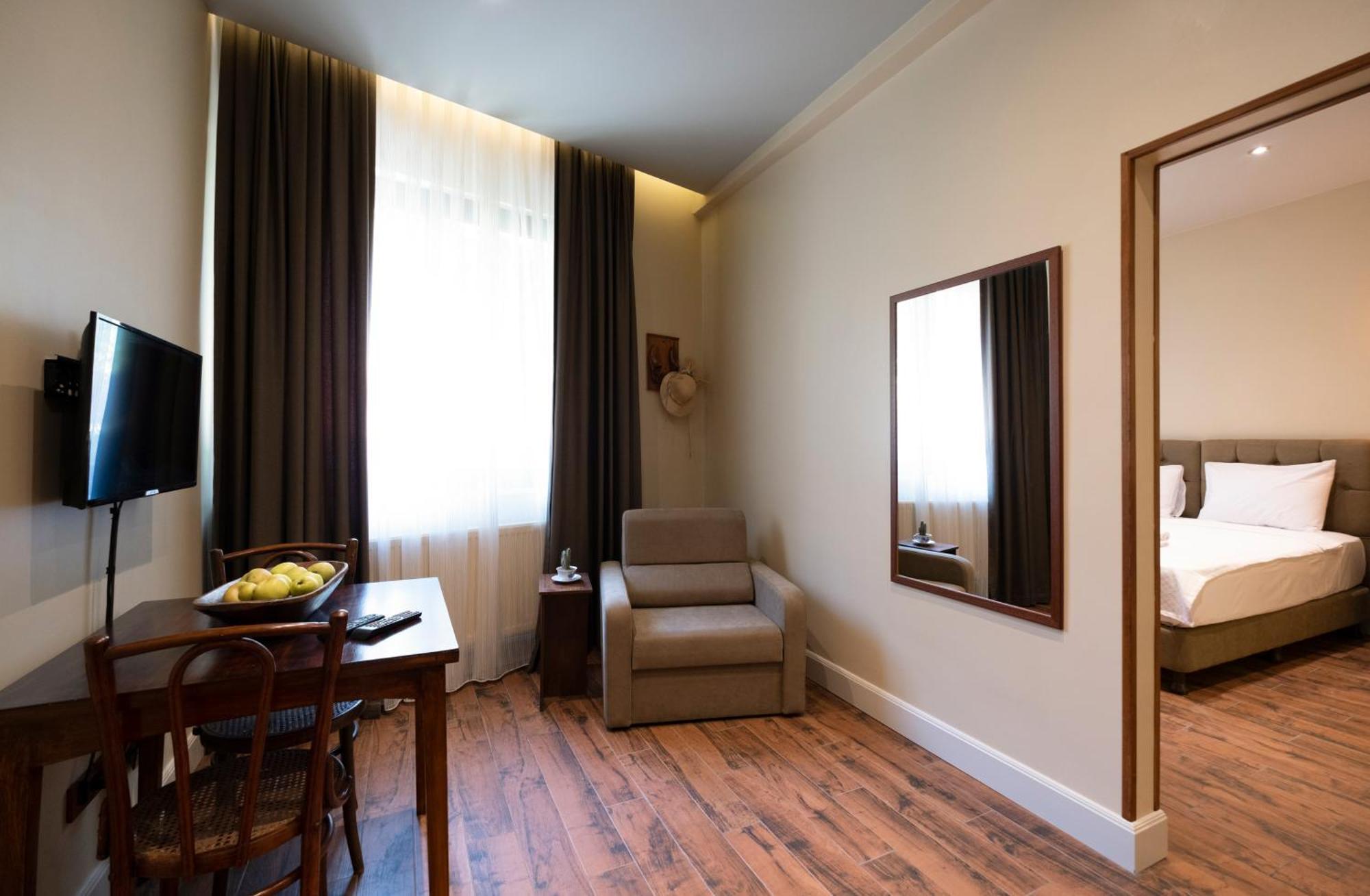 Level Apartment *