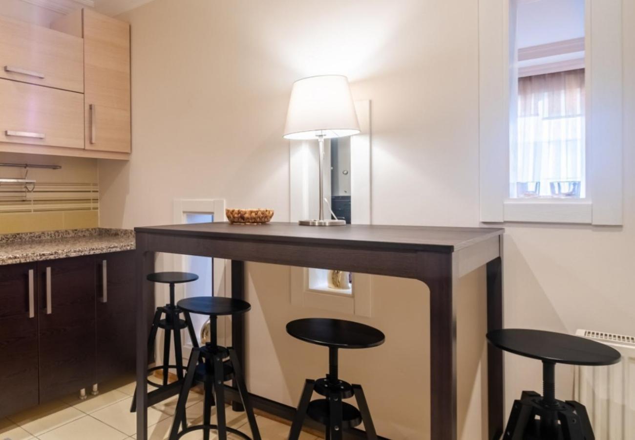 Exclusive Flat With Balcony In Nisantasi Apartment