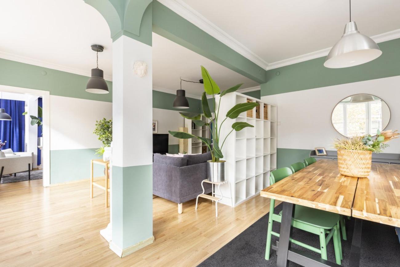 Apartment Sleek Flat W Balcony 8 Min To Coast On Bagdat Ave