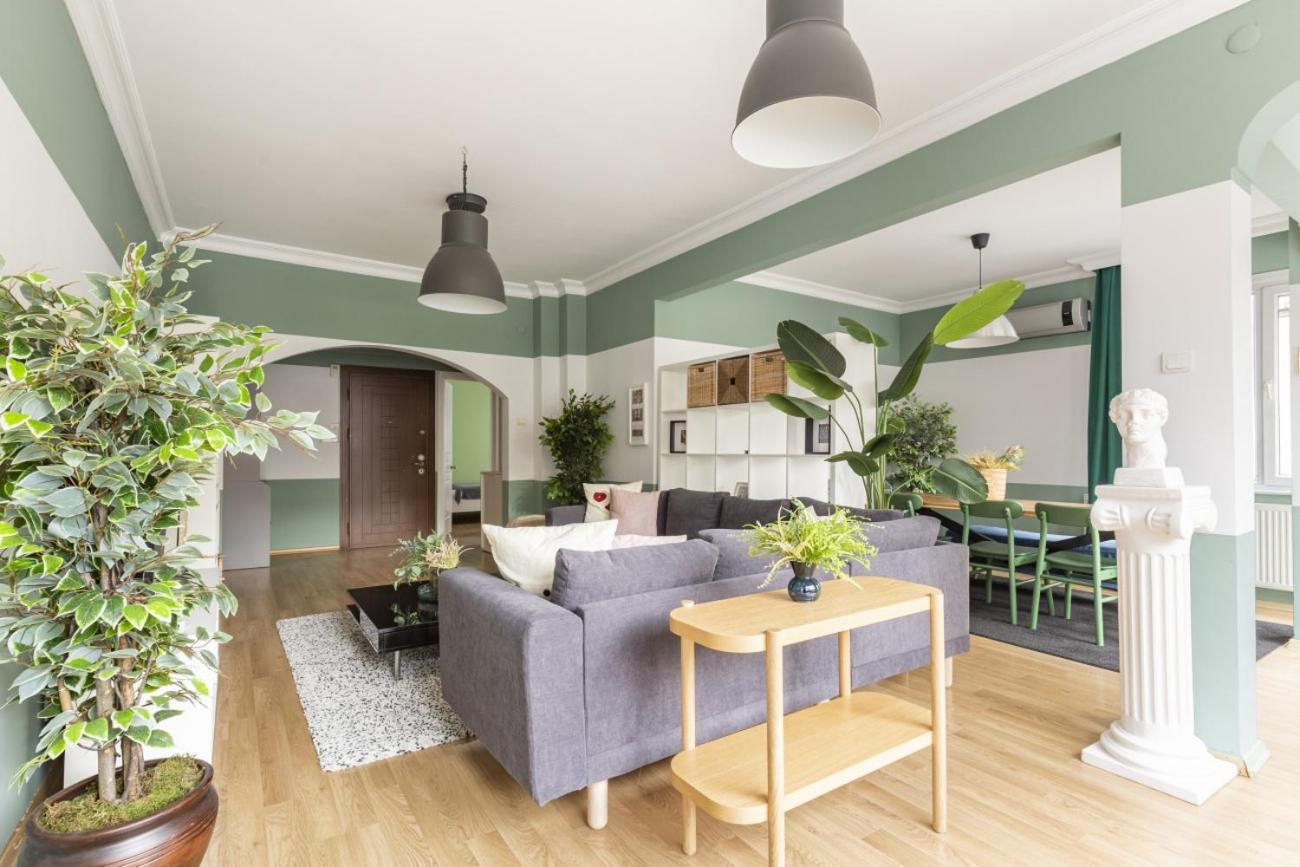 Sleek Flat W Balcony 8 Min To Coast On Bagdat Ave * Istanbul