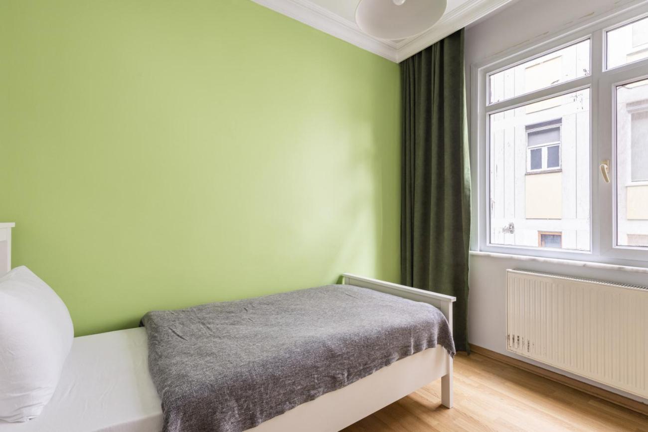 Apartment Sleek Flat W Balcony 8 Min To Coast On Bagdat Ave