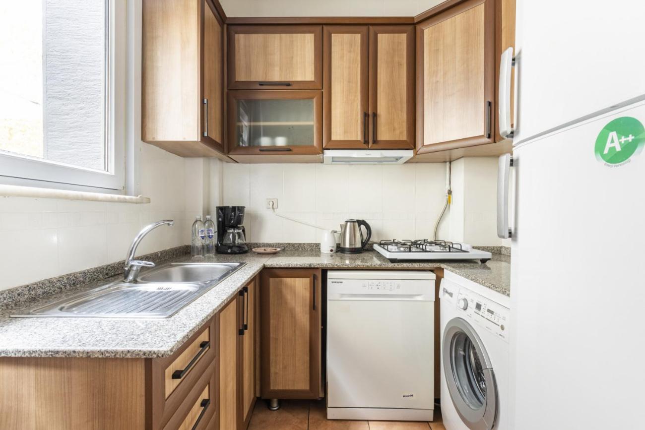 Sleek Flat W Balcony 8 Min To Coast On Bagdat Ave Apartment