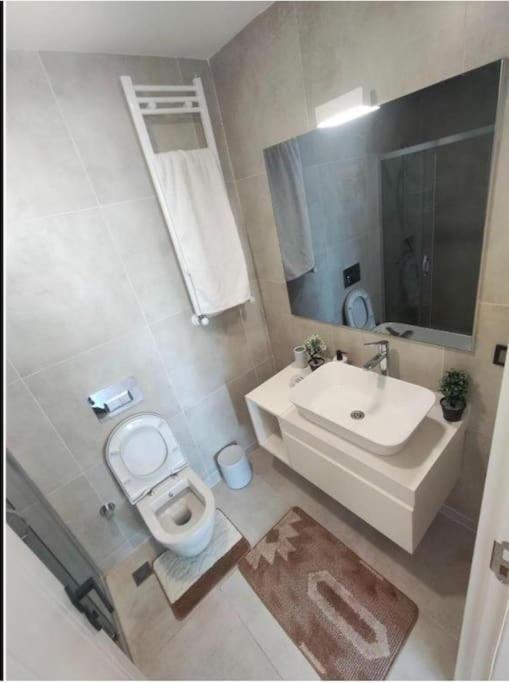 33 Floor Cozy 2 Bedroom With Balcony Gym Pool Apartment