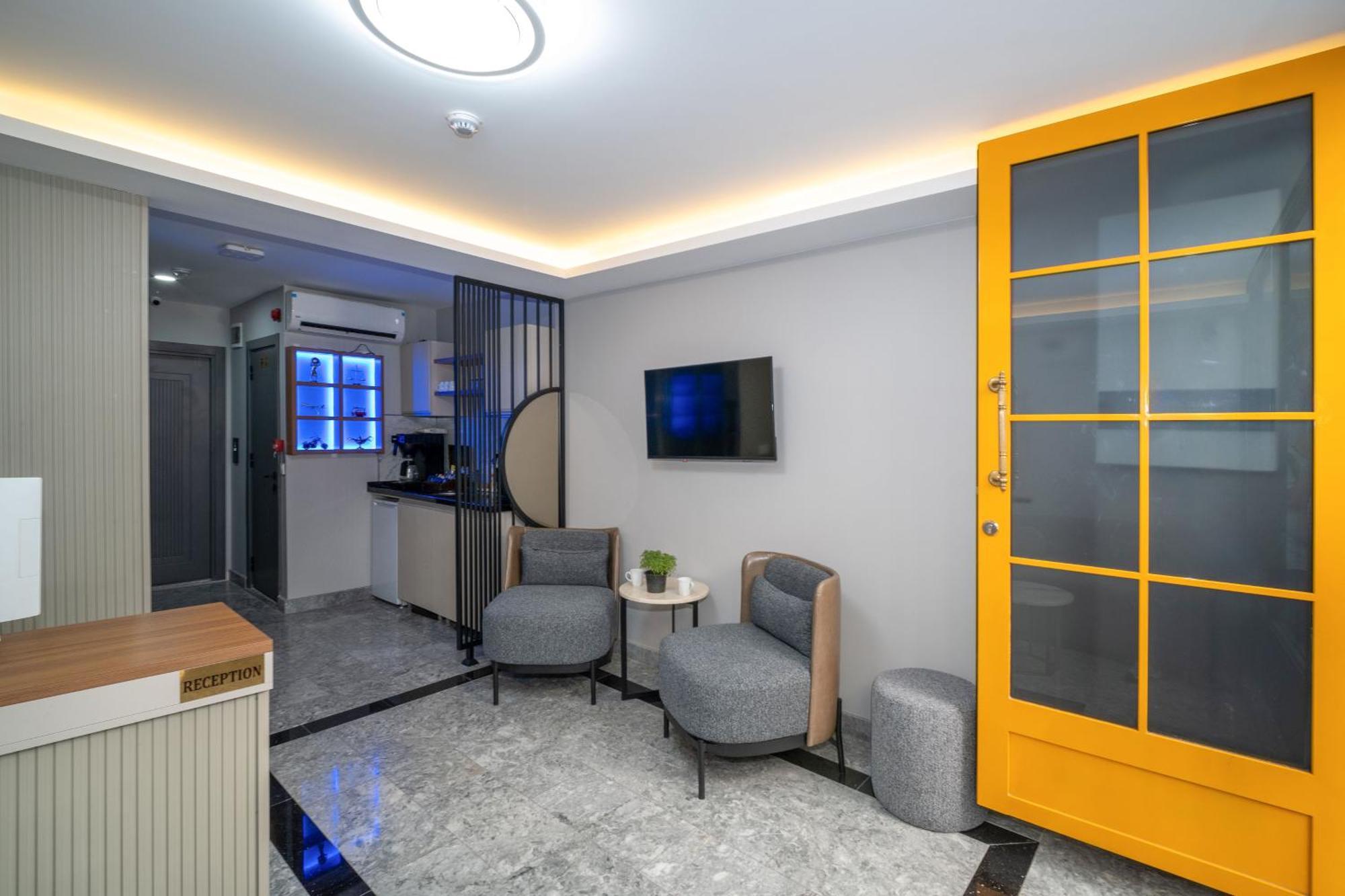 Robin Hotel *