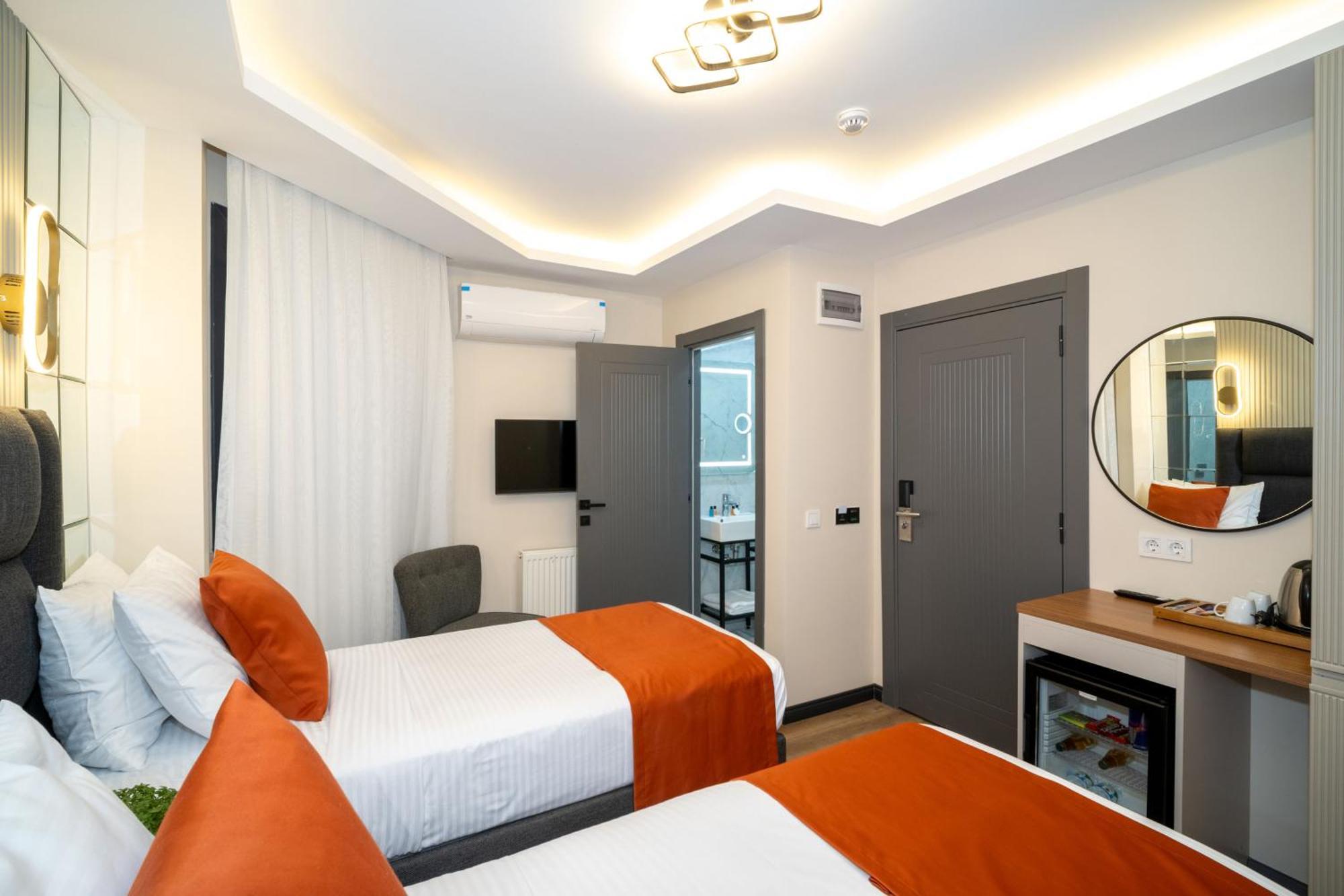 Robin Hotel *