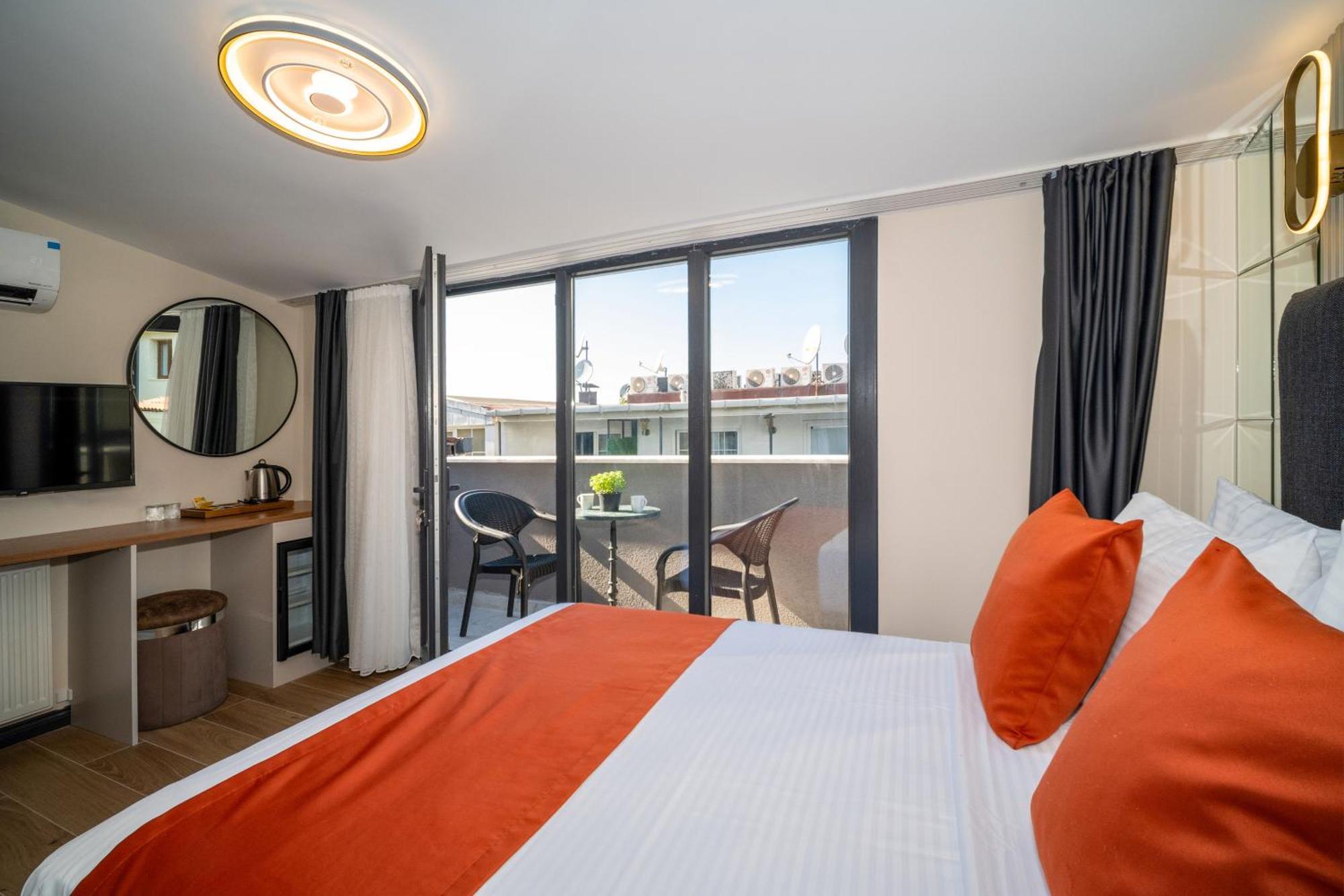 Robin Hotel *