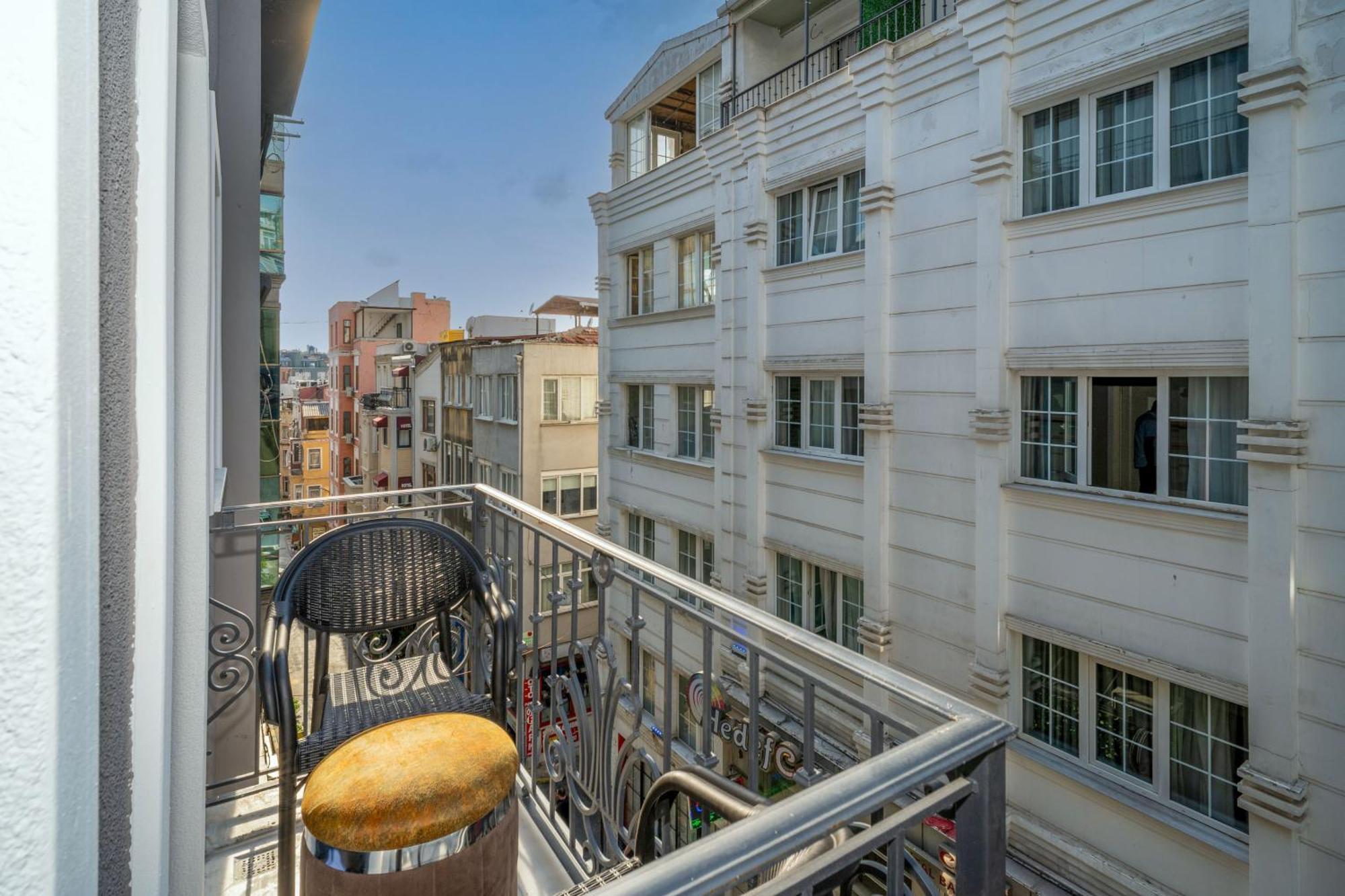Robin Hotel *