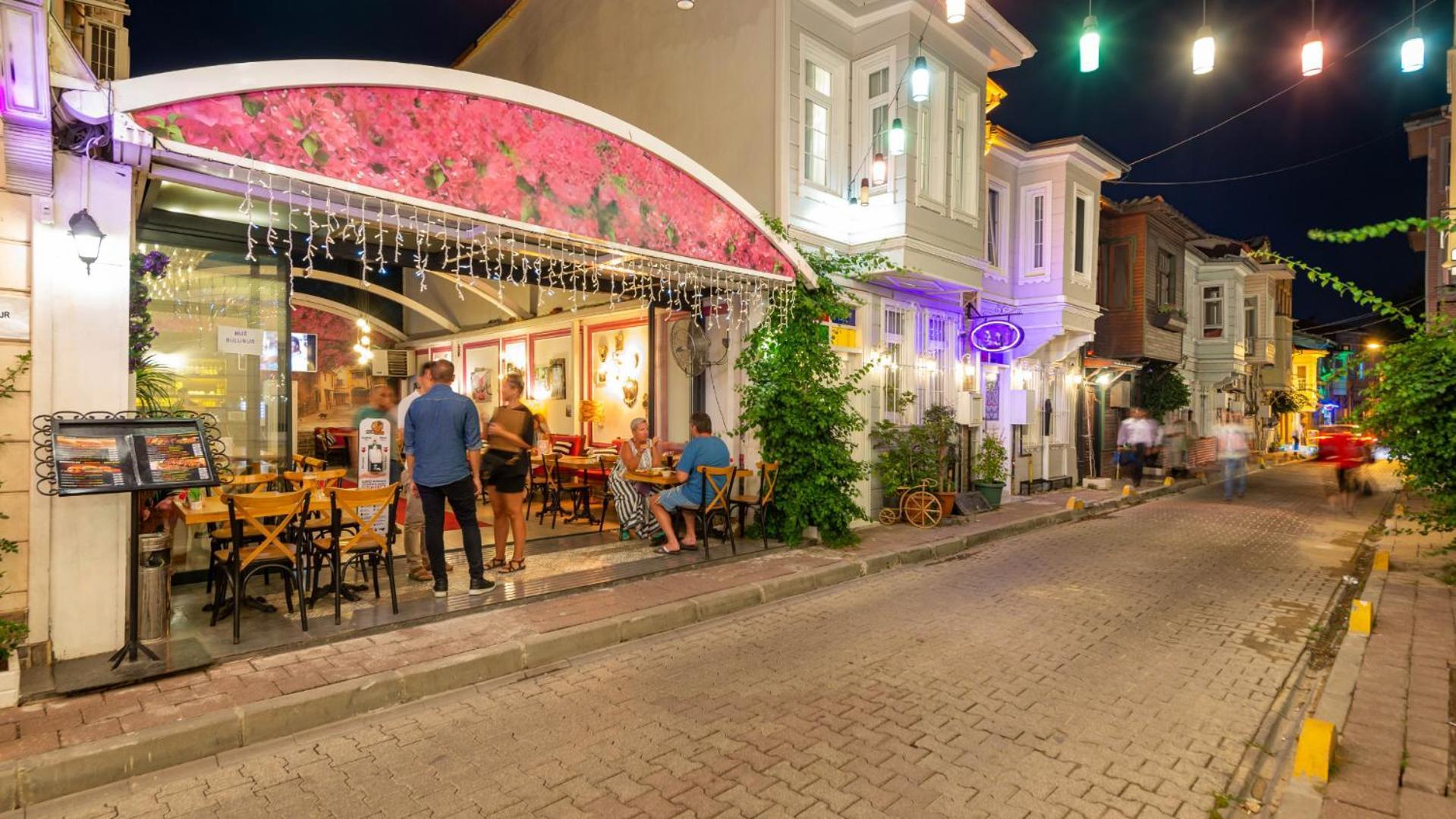 Rose Hotel *