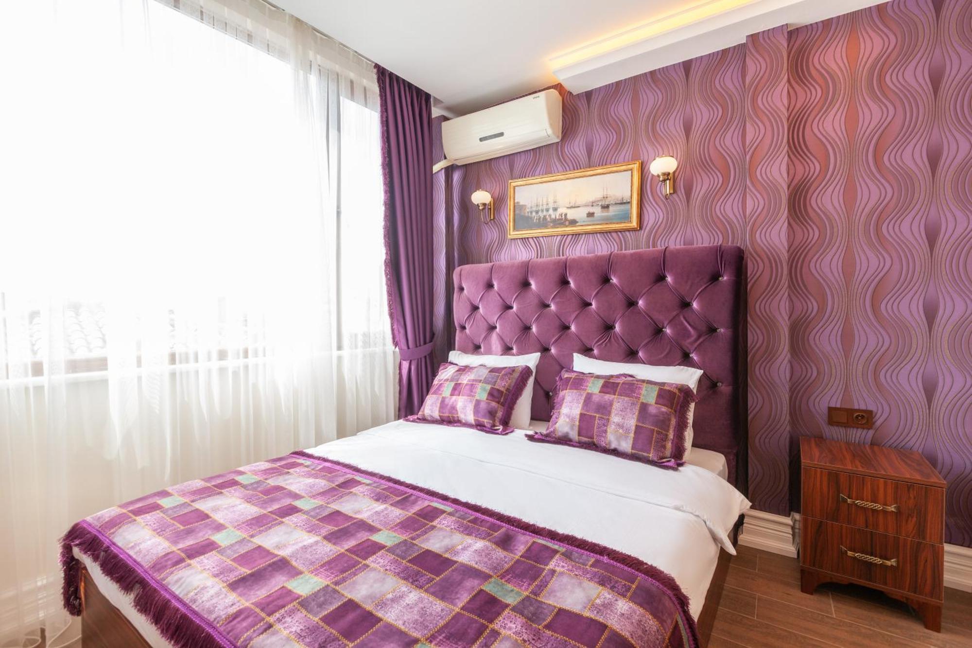 Rose Hotel *