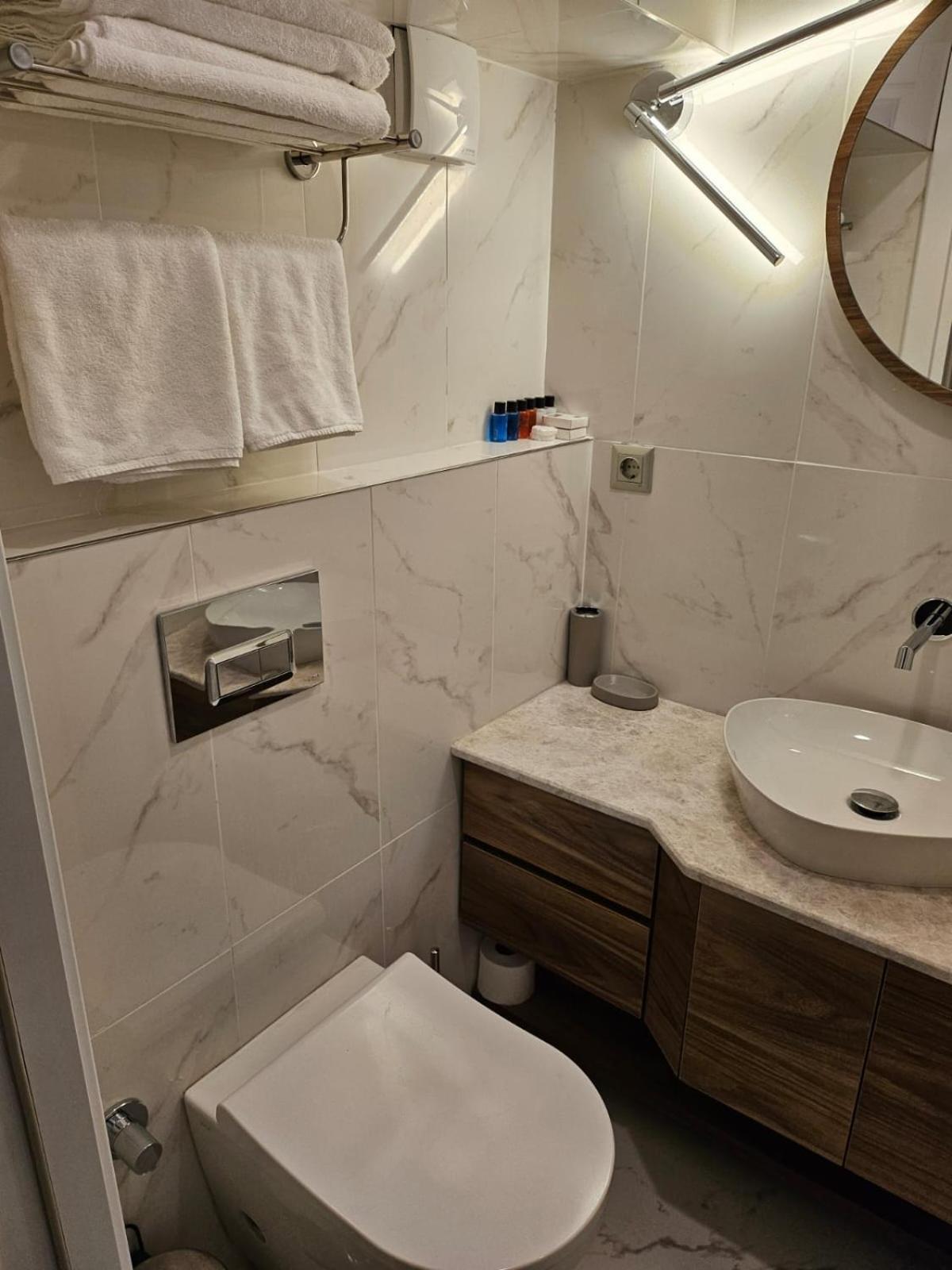 Iris Hotel *