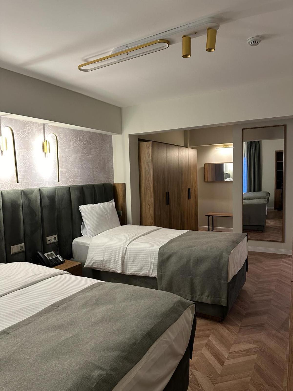 Iris Hotel *