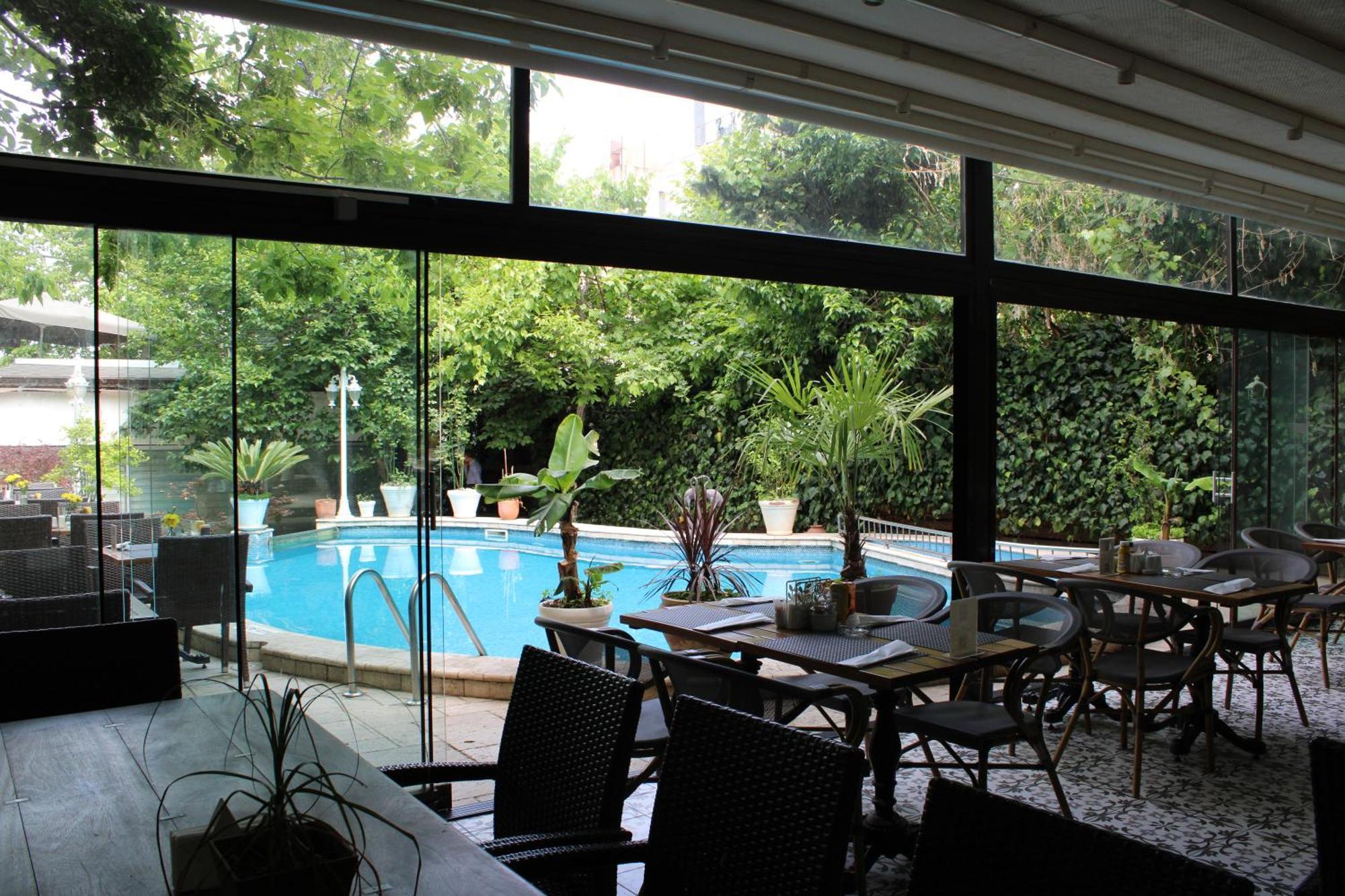 Blanche & Garden Pool