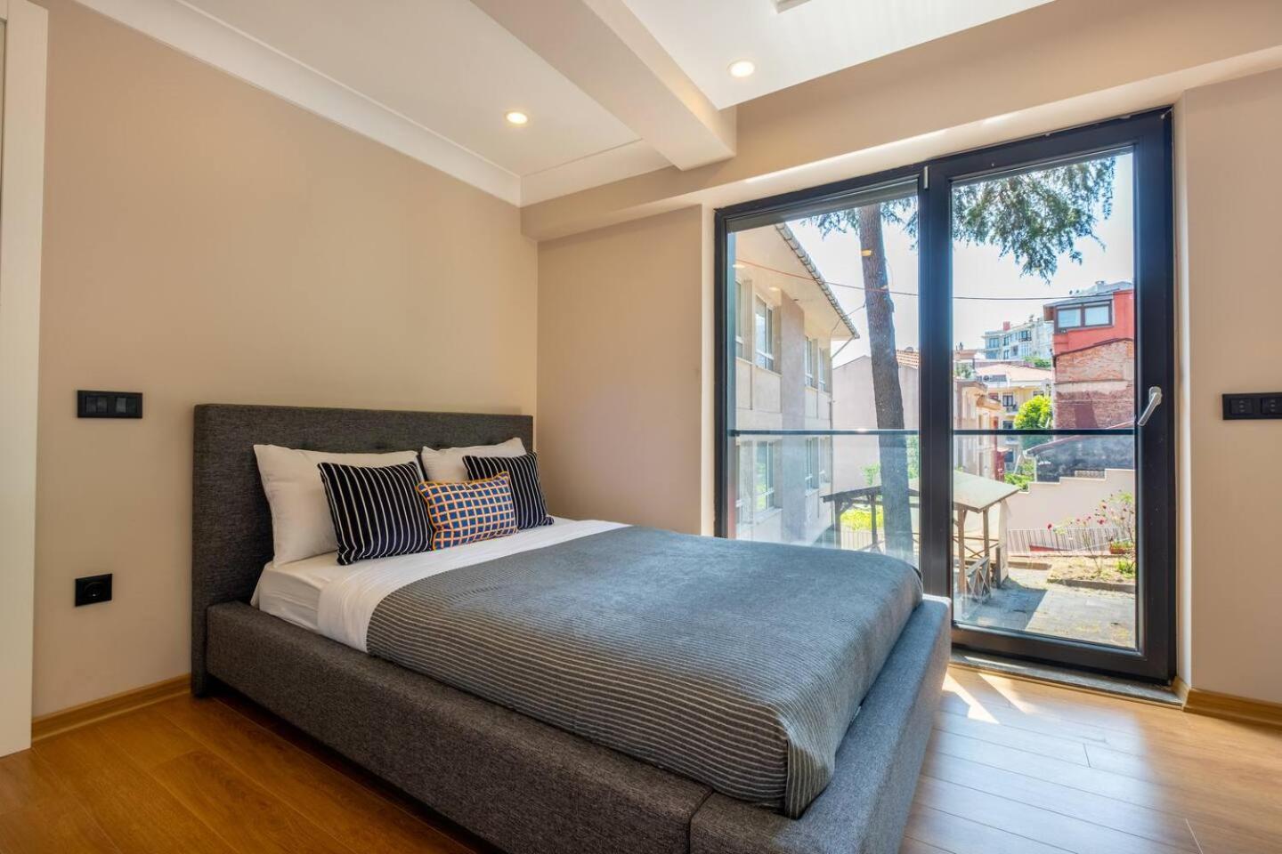 Bosphorus View With Two Bedrooms Apartment *