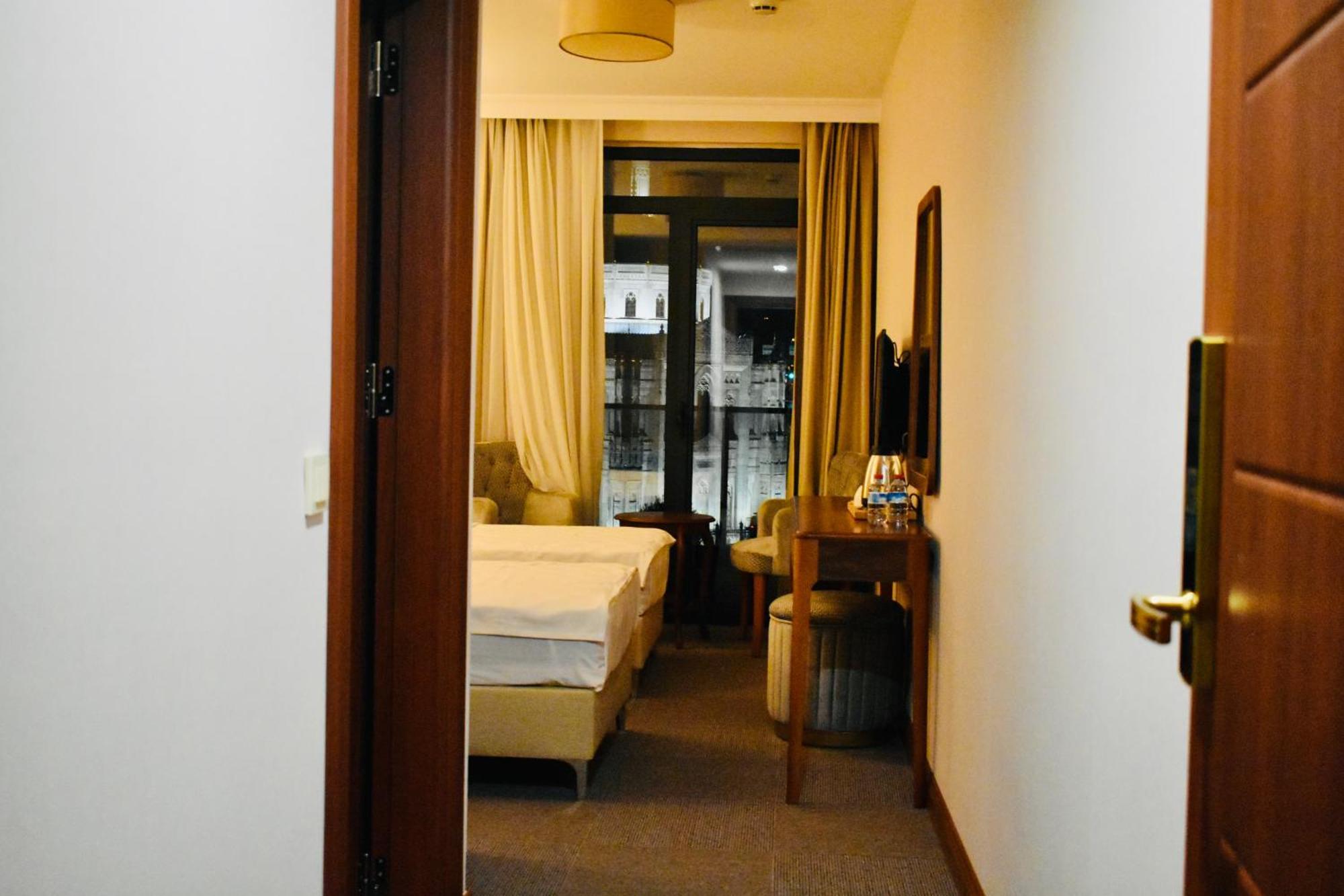Hotel Midpoint 4*