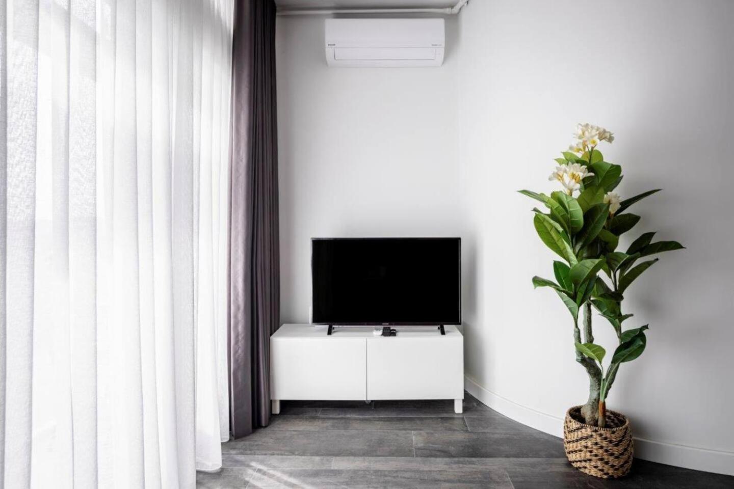 Cute Cozy Modern W Views Balcony! #377 Apartment *