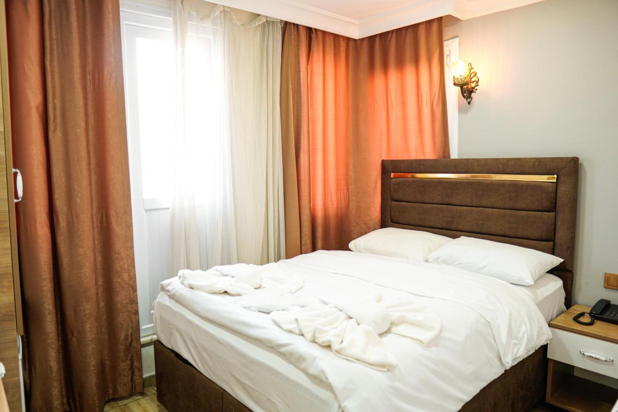 Laos Otel *