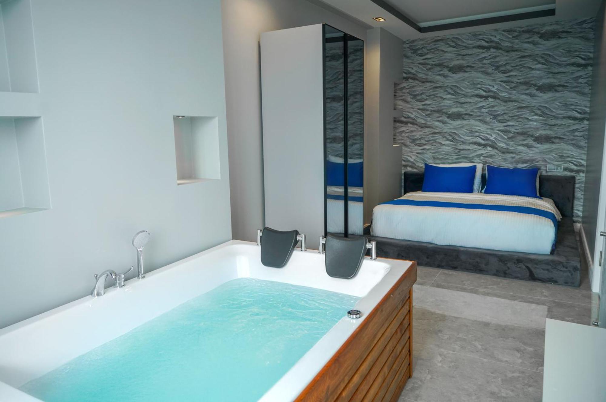 Aparthotel Four Views &