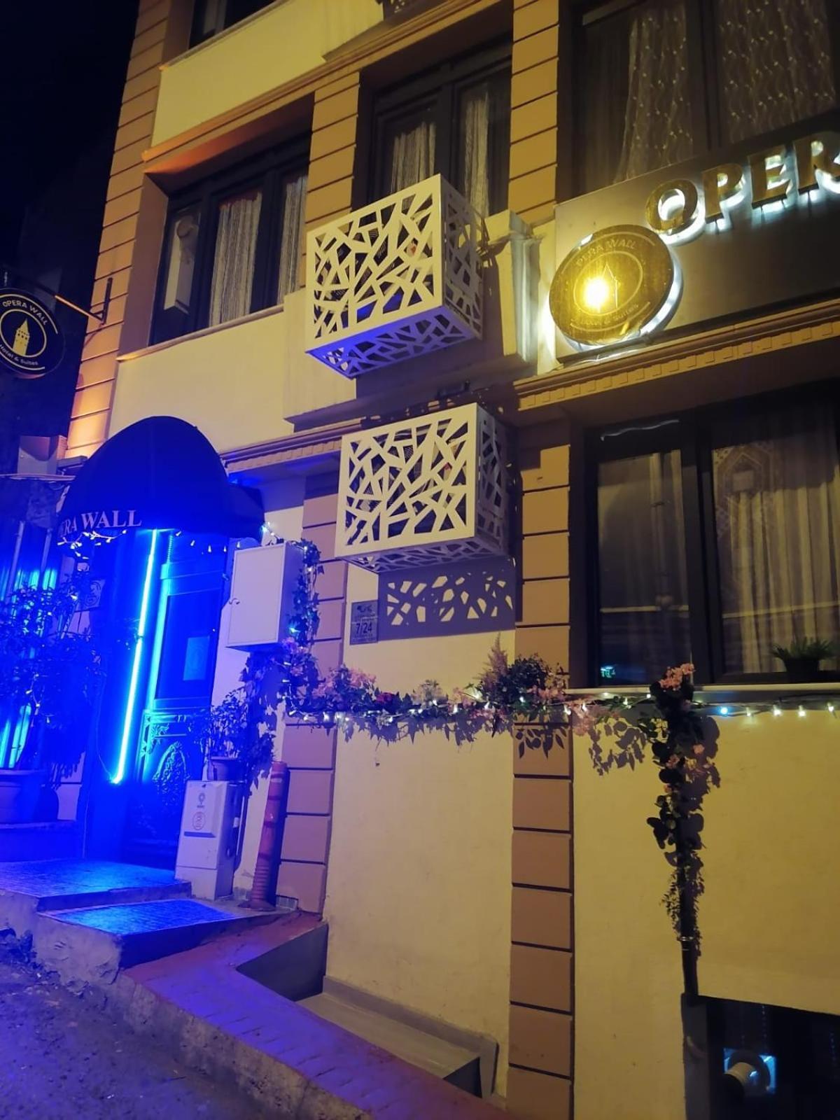 Opera Hotel *