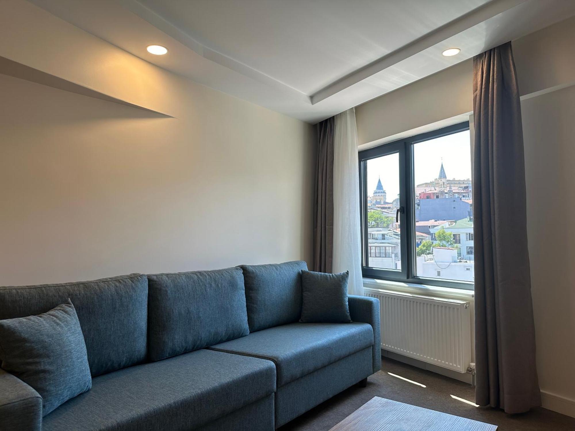 Roys & Hotel