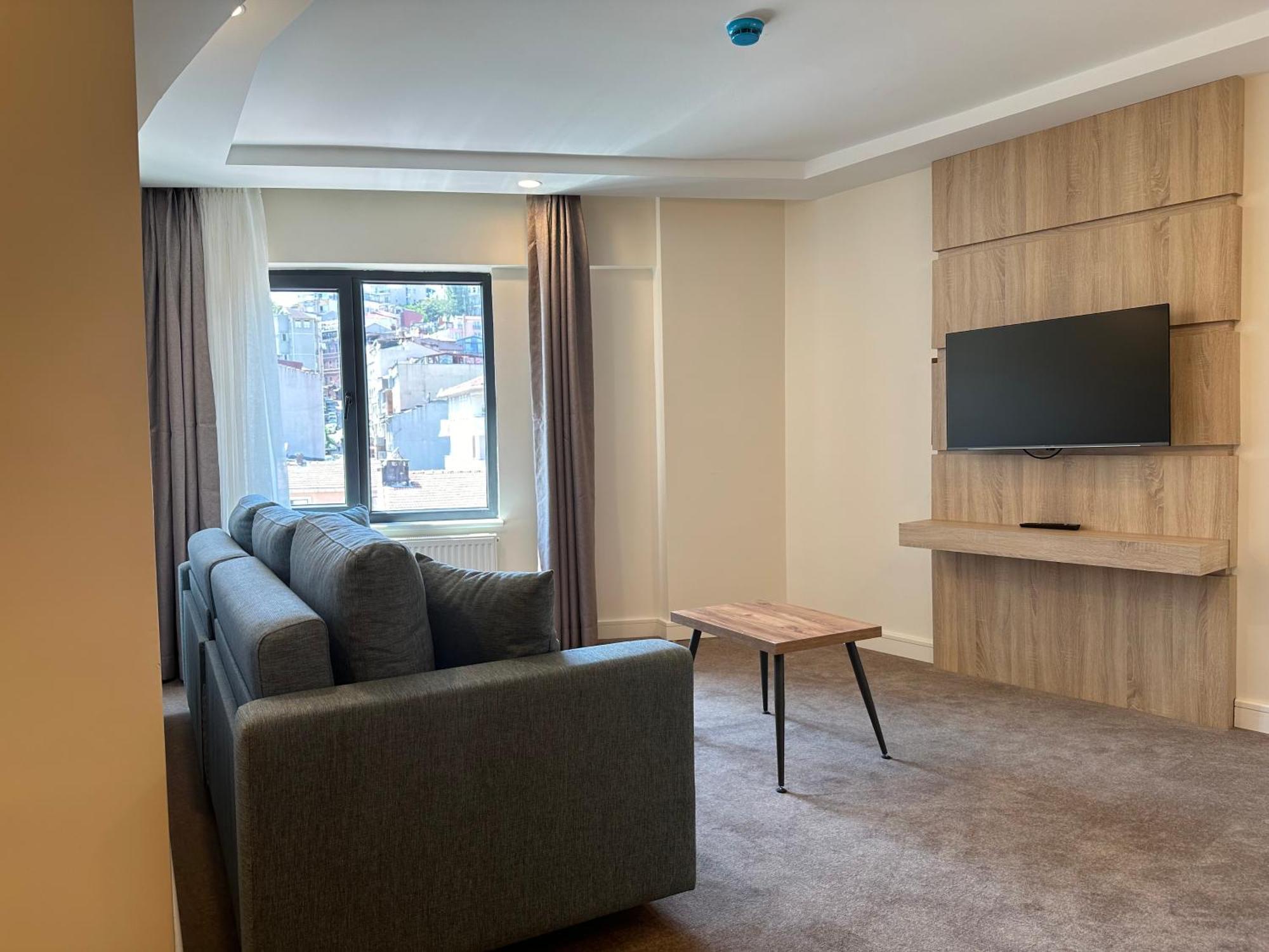 Roys & Hotel