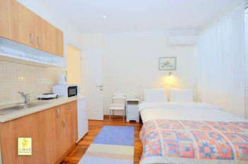Finch Hotel *