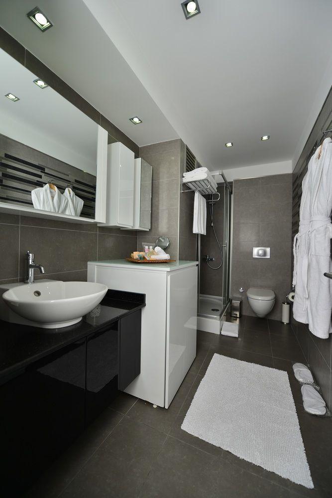 Aura Aparthotel 2*