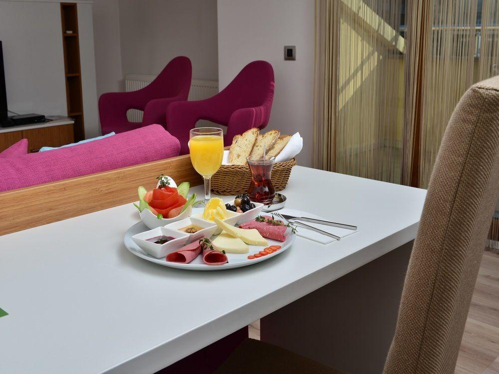 Aura Aparthotel 2*