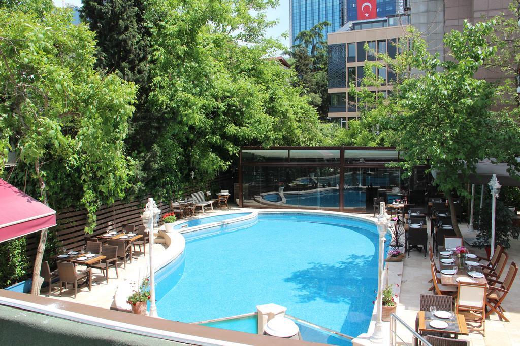 Blanche & Garden Pool