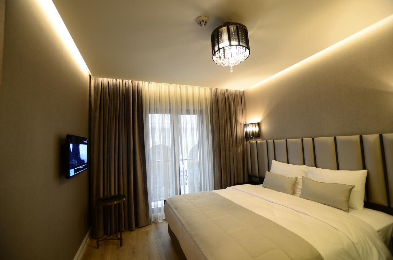 Le Petit Palace - Special Category