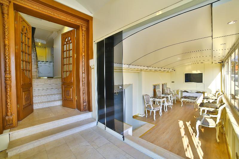 Hotel Nayla Palace