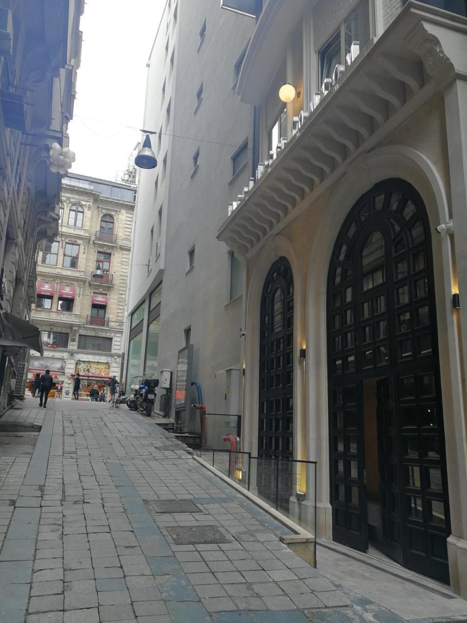 Maroon Tomtom Istanbul