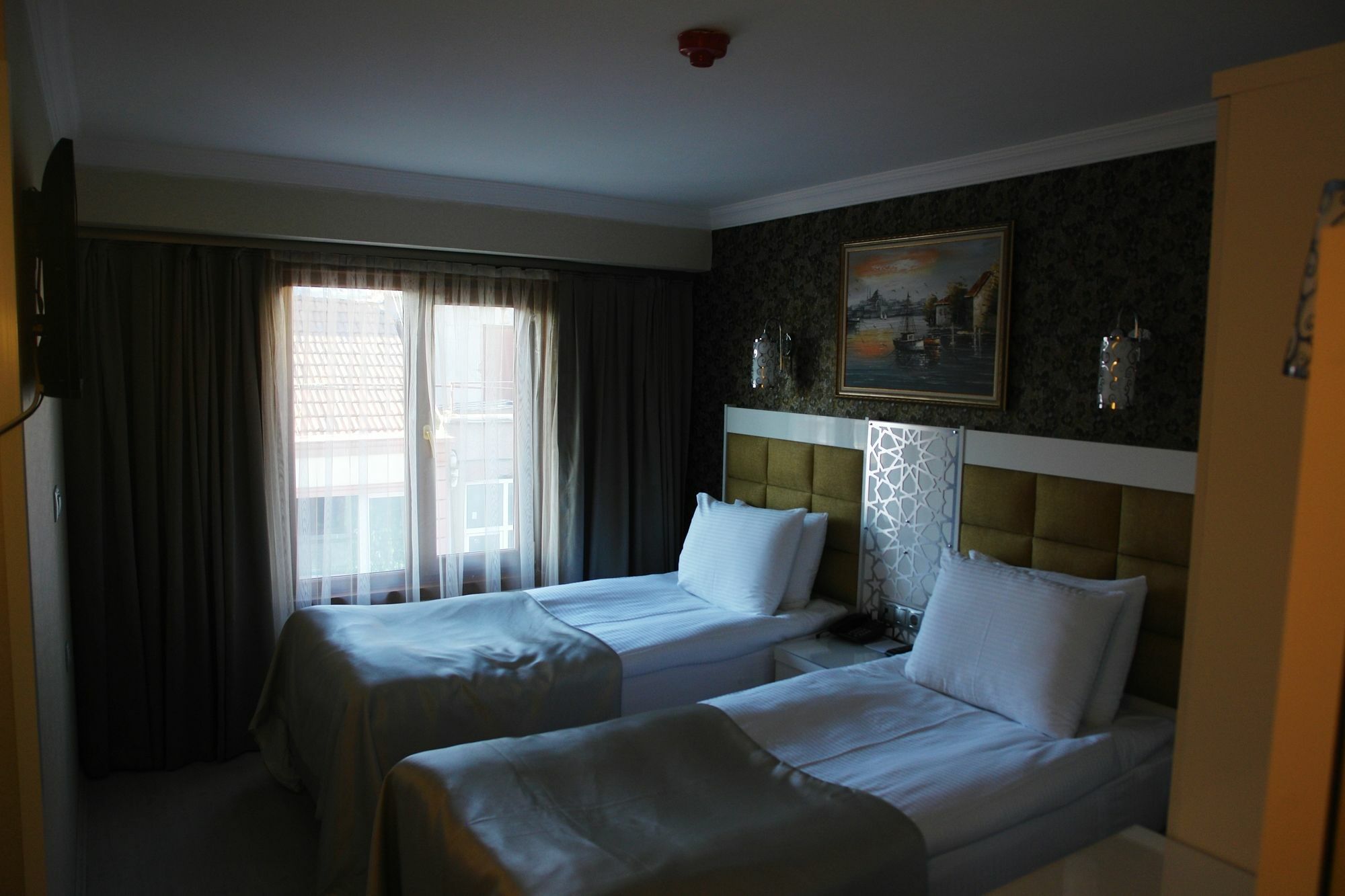 River Hotel
