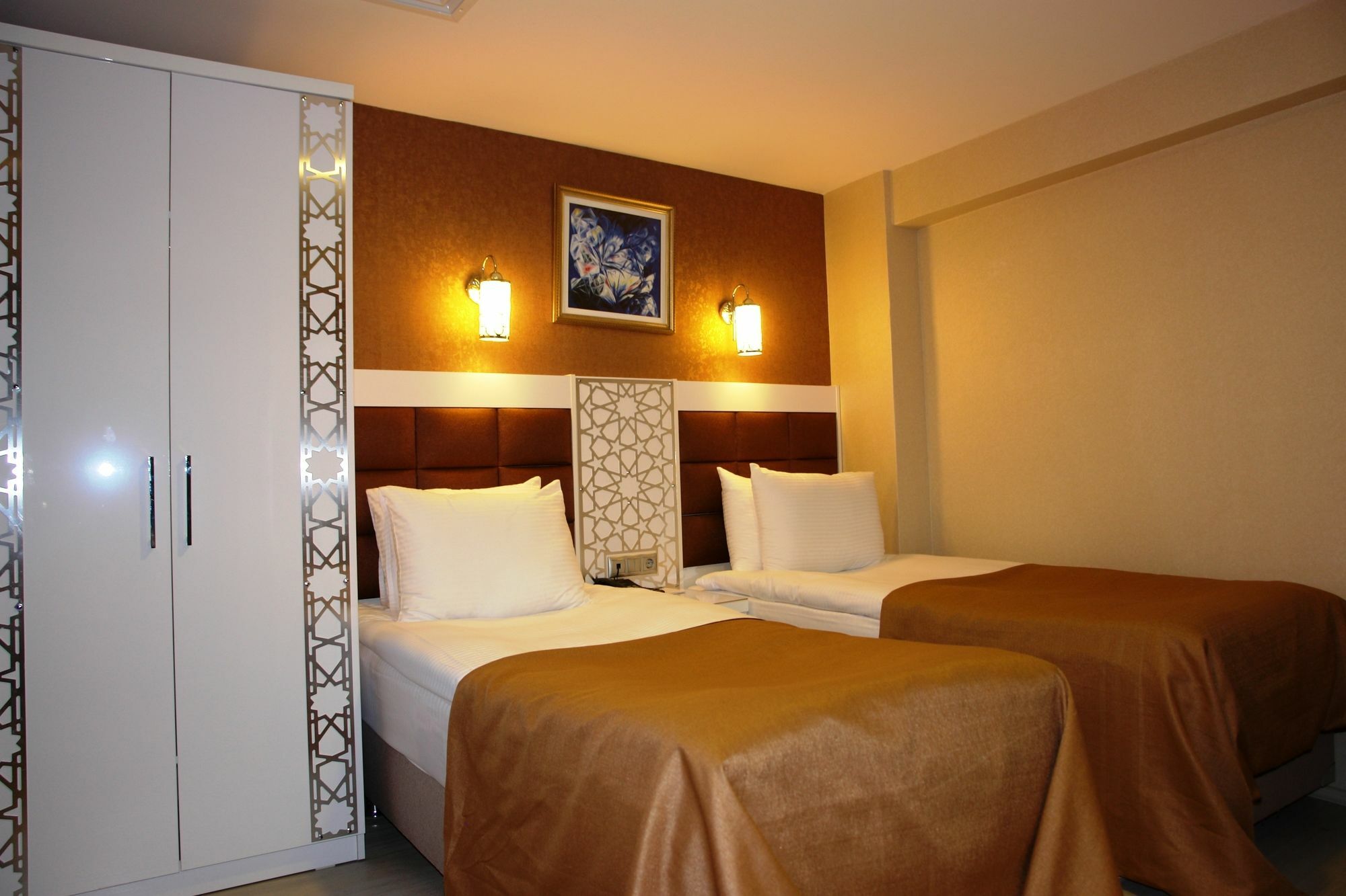 Hotel River 2*
