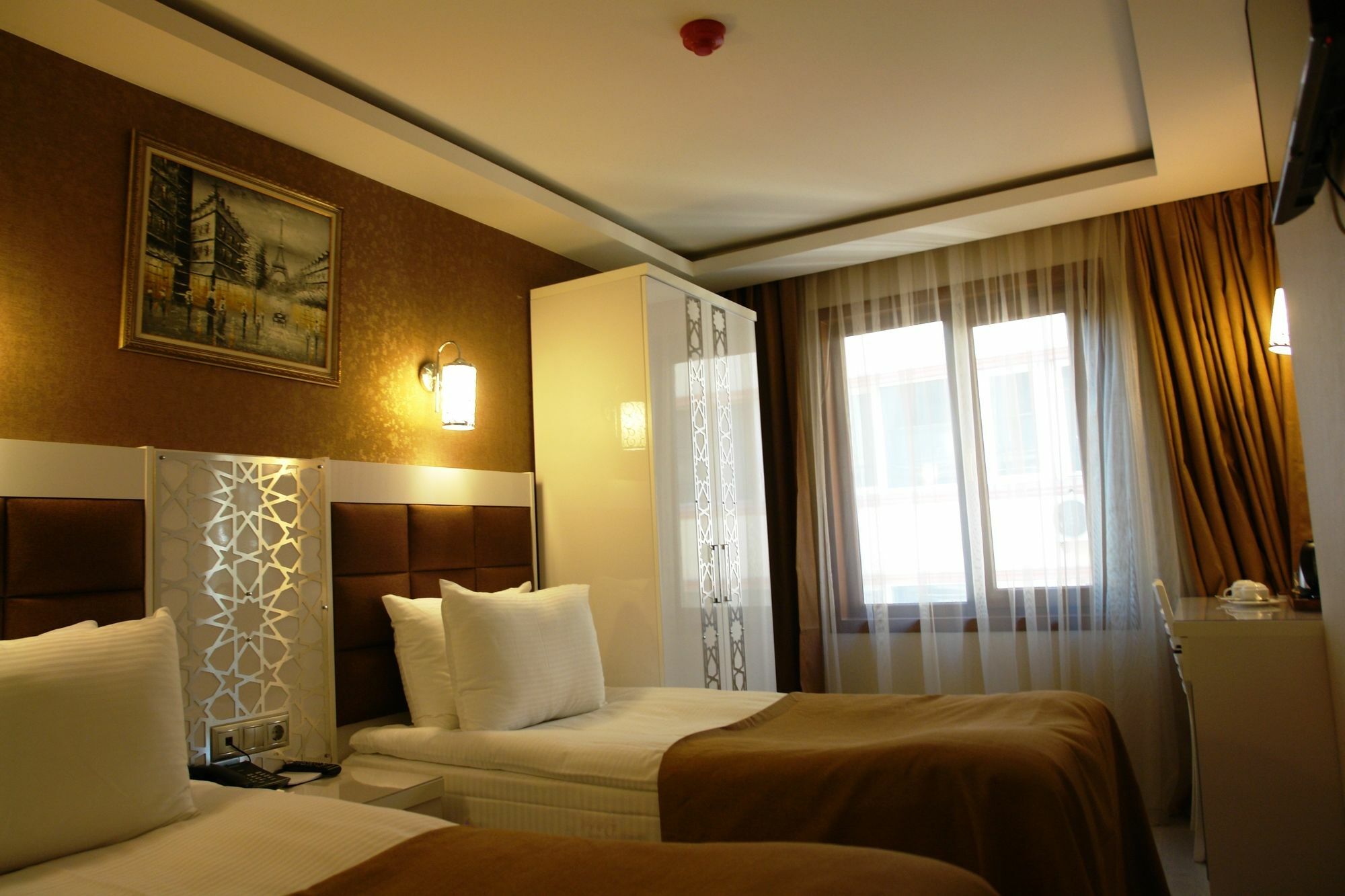 River Hotel