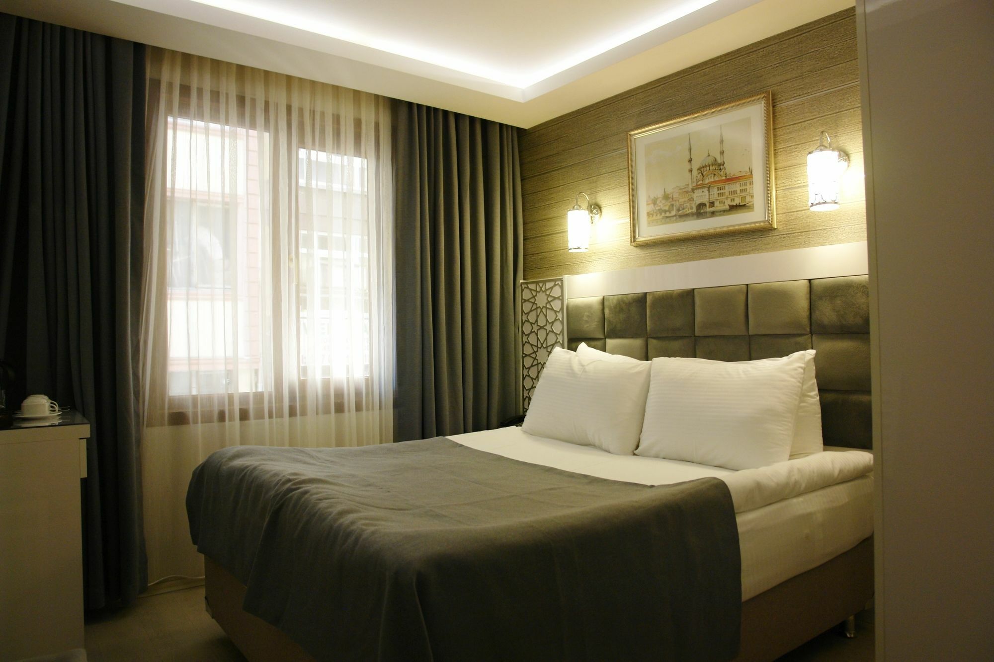 River Hotel