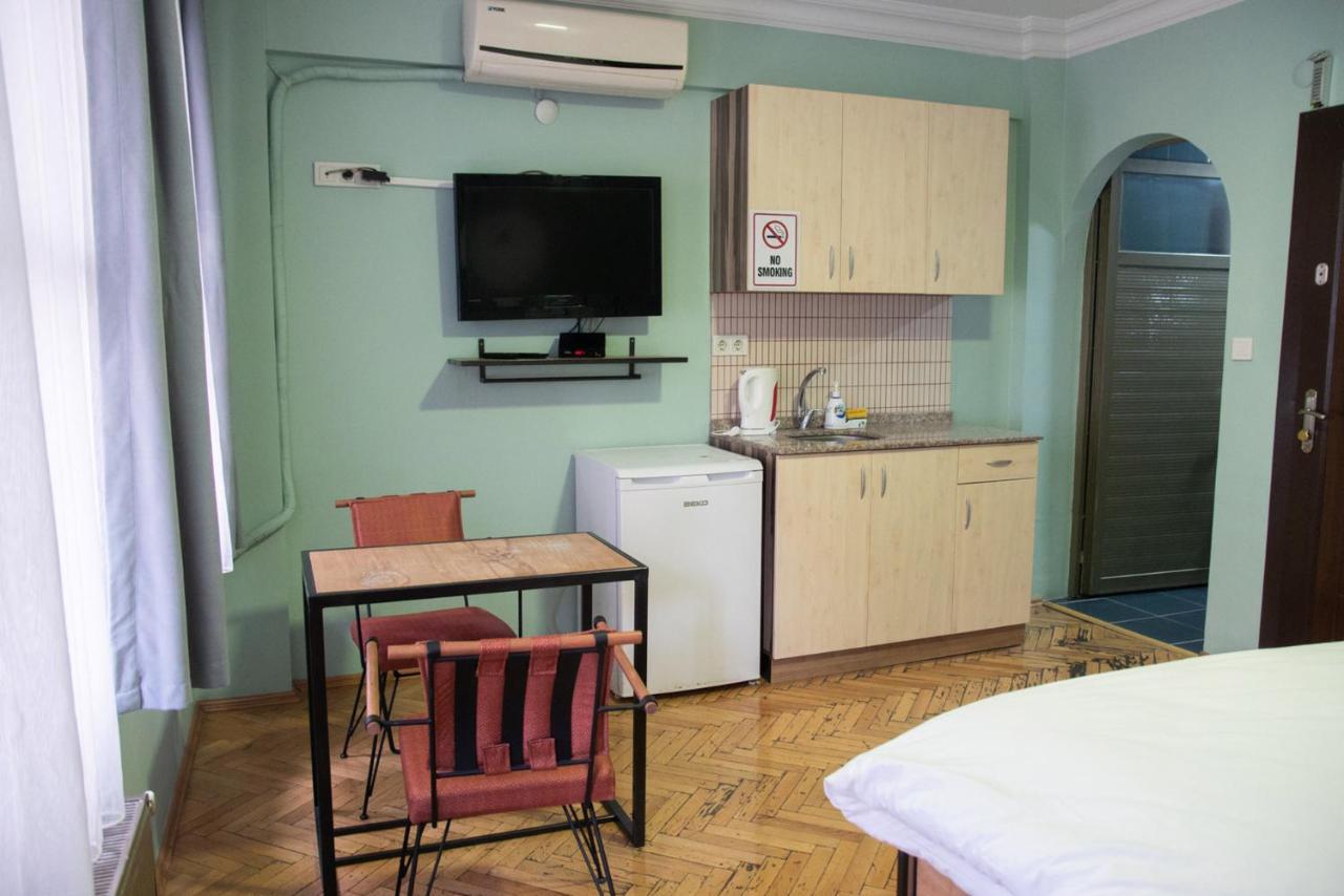Yolo Hostel *