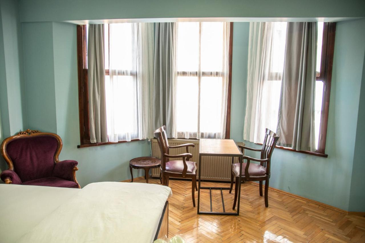 Yolo Hostel *